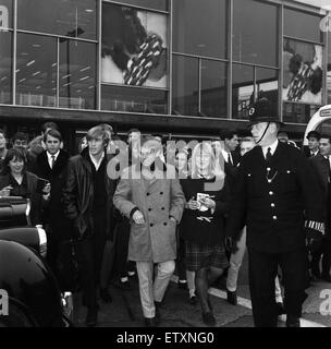 Les Beach Boys sont arrivés à l'aéroport de Londres. Leur enregistrement de 'Je Contourner' dans le top 20 sur le hit parade. 1er novembre 1964. Banque D'Images