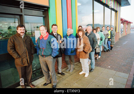 Tôt le matin, des files d'attente sur Toys R Us à Teesside Shopping Park, Sandown, Stockton on Tees, 22 novembre 1990. Le magasin reçoit un approvisionnement quotidien de 20 ensembles de Teenage Mutant Ninja Turtles marchandises, qui est en forte demande et rapidement épuisée. Banque D'Images