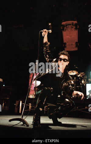 Groupe rock U2 sur scène au National Exhibition Centre de Birmingham, conduit par le chanteur Bono. 1er juin 1992. Banque D'Images