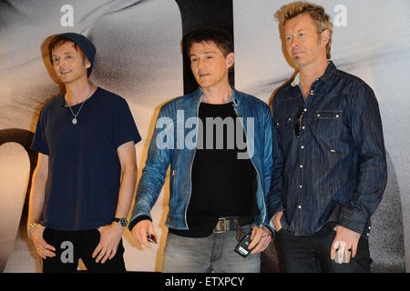 Groupe norvégien A-ha la promotion de leur dernier CD 'Cast dans stel' et prochaine tournée à l'ambassade de Norvège (Norwegische Botschaft). Avec : Pal Waaktaar-Savoy, Morten Harket, Magne Furuholmen Où : Berlin, Allemagne Quand : 25 mars 2015 C Banque D'Images