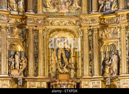 Saint Michel (San Miguel) terrassant le dragon au retable de l'église de San Miguel à Aguilar de Campoo, Espagne Banque D'Images