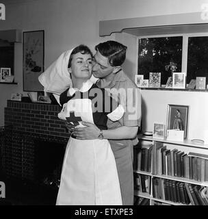 Mme Rita Hudis avec son mari Norman Hudis, qui a écrit le script pour le film 'porter sur l'infirmière." Le 31 décembre 1959. Banque D'Images