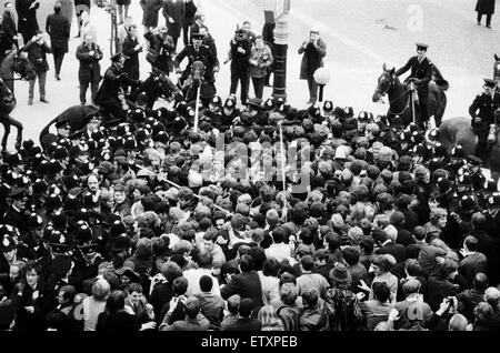 Rassemblement anti guerre du Vietnam, Grosvenor Square, Londres. 27 octobre 1968. Banque D'Images