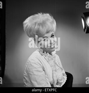 Barbara Windsor, l'actrice et star de la série TV de la BBC, le commerce de chiffon, photographié le 28 février 1963. Banque D'Images