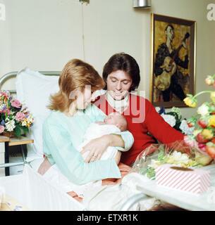 La renommée de Georgie et son épouse Nicolette (l'ex-marquise de Londonderry) avec leur nouveau-né fils James. 27 mars 1973. Banque D'Images