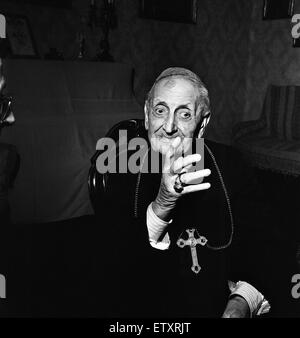 Les 99 ans archevêque italien Alfonso Carinci à l'ouverture de la première session du Concile Vatican II (le 21e Concile Œcuménique) tenue à Rome d'octobre à décembre 1962. Carinci était le plus vieux participant à l'évêque. Le deuxième pays du Vatican Banque D'Images