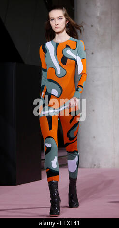 Tokyo. 16 Juin, 2015. A model of Christian Dior durant son automne/hiver 2015-2016 défilé de mode à Tokyo, le 16 juin 2015. Source : Xinhua/Alamy Live News Banque D'Images