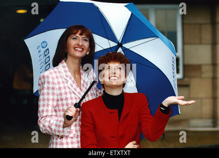 Jackie Oiseau (né le 31 juillet 1962 à Bellshill, North Lanarkshire), est une journaliste et lecteur de nouvelles, en ce moment d'ancrage de BBC Scotland's news Rapports de programme de l'Écosse. (Photo) Pinte moyennes weather girl Vanessa Collingride et présentateur télé Banque D'Images