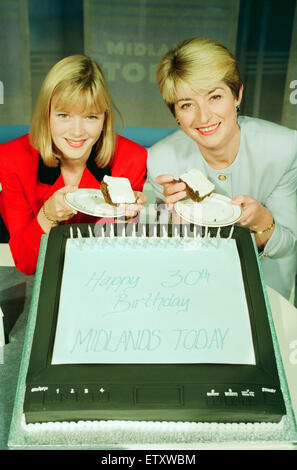 Julie Etchingham & Kay Alexander, présentateurs, Midlands Today, BBC World news service de télévision pour les West Midlands, célébrer le programme atteint son 30e anniversaire de l'être sur l'air, Pebble Mill, le 26 septembre 1994. Banque D'Images