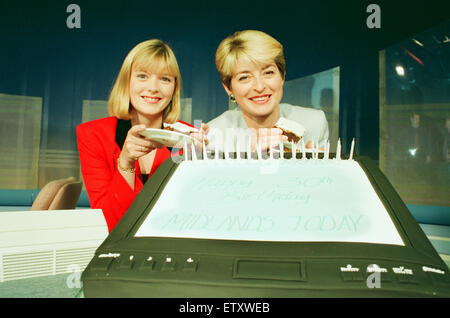 Julie Etchingham & Kay Alexander, présentateurs, Midlands Today, BBC World news service de télévision pour les West Midlands, célébrer le programme atteint son 30e anniversaire de l'être sur l'air, Pebble Mill, le 26 septembre 1994. Banque D'Images