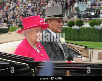 Ascot, Berkshire, Royaume-Uni. 16 Juin, 2015. HM La Reine arrive à Royal Ascot 16 Juin 2015 Crédit : John Beasley/Alamy Live News Banque D'Images