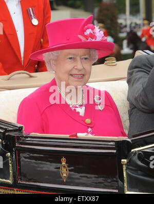 Ascot, Berkshire, Royaume-Uni. 16 Juin, 2015. HM La Reine arrive à Royal Ascot 16 Juin 2015 Crédit : John Beasley/Alamy Live News Banque D'Images