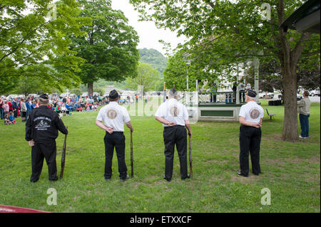 Anciens combattants et observer les villageois dans la journée commémorative Townshend Vermont Banque D'Images