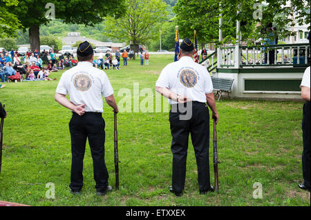 Anciens combattants et observer les villageois dans la journée commémorative Townshend Vermont Banque D'Images