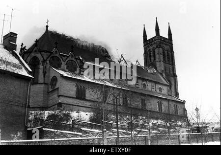 St Godric's Église catholique romaine dans la ville de Durham, qui a été englouti par les flammes. Sections de l'église toit s'est effondré. 14 janvier 1985. Banque D'Images