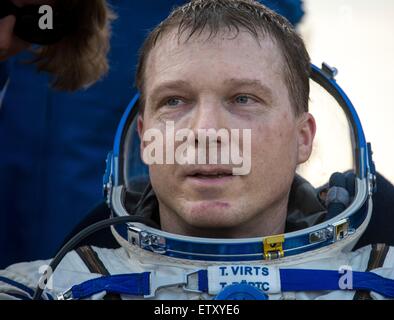 Station spatiale internationale membre de l'équipage Expédition 43 American Terry Virts de NASA repose quelques instants après l'atterrissage dans une région éloignée dans le vaisseau Soyouz TMA-15M, 11 juin 2015 près de Zhezkazgan, au Kazakhstan. L'équipage est de retour après plus de six mois à bord de la Station spatiale internationale. Banque D'Images