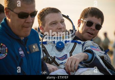 Station spatiale internationale membre de l'équipage Expédition 43 Terry Virts américaine de la NASA est effectué à la tente médicale quelques instants après l'atterrissage dans une région éloignée dans le vaisseau Soyouz TMA-15M, 11 juin 2015 près de Zhezkazgan, au Kazakhstan. L'équipage est de retour après plus de six mois à bord de la Station spatiale internationale. Banque D'Images