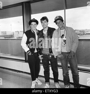 Les Beastie Boys, Adam Horovitz (Ad-Rock), Adam Yauch (MCA) et Michael Diamond (Mike D) à l'aéroport de Londres. Le 13 mai 1987. Banque D'Images