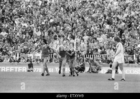 Crystal Palace 1-2 Ipswich Town, match de championnat à Selhurst Park, samedi 13 septembre 1980. John Wark (centre) célèbre après avoir marqué, avec l'objectif de l'équipe Paul Mariner (à gauche) et George Burley (droite). Banque D'Images
