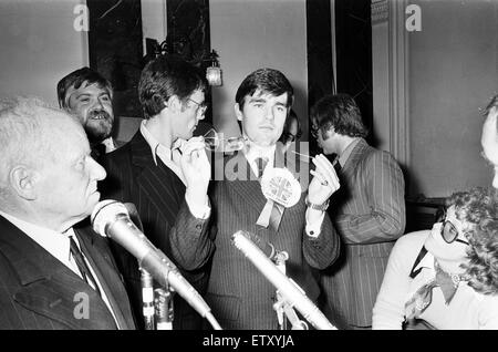 Ladywood, Birmingham, d'une élection partielle, le 18 août 1977. Au moment du dépouillement, le candidat du Front National Anthony Reed Herbert, avec verres brisés, après avoir été frappé par l'Unité socialiste candidat Raghib Ahsan. Banque D'Images