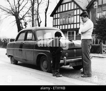 Donald Sinden et son fils Jeremy inspecter leurs très poussiéreuse et Consul crasseux. Vers février 1952 Banque D'Images