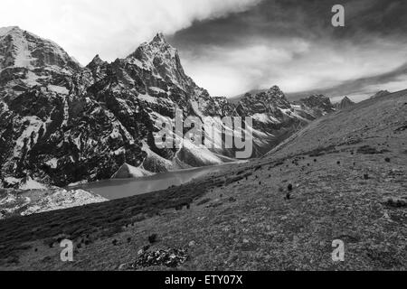 Lac glaciaire, Cho Cholotse (Chlo Tsho), camp de base de l'Everest trek, Site du patrimoine mondial de l'UNESCO, le parc national de Sagarmatha Solu-Khumbu Banque D'Images