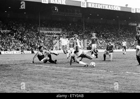 L'Angleterre V La Norvège, match de qualification pour la Coupe du monde. Stade Ullevaal à Oslo, Norvège. La Norvège a gagné 2-1. Bryan Robson batailles pour la balle. 9e septembre 1981. Banque D'Images