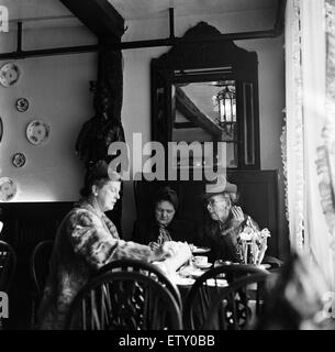 Matin Cafe society à Stratford upon Avon, Warwickshire. Habitants de Stratford et ses environs ont leur café le matin à la Shakespeare Gallery cafe qui est censée avoir été la 14e siècle Guildhall. 6e avril 1954. Banque D'Images