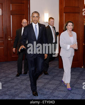 Le président des États-Unis Barack Obama et le chef de la minorité de la Chambre des représentants Nancy Pelosi (démocrate de Californie) quitter le Gabriel Zimmerman chambre après une réunion avec des membres de la Chambre du Caucus démocratique pour discuter de l'ordre du jour commercial du président dans le Capitole à Washington, DC Le 12 juin 2015. Crédit : Olivier Douliery/Piscine via CNP - AUCUN FIL SERVICE - Banque D'Images