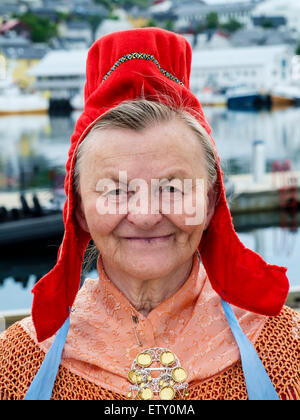 Une vieille femme photographiée en Honningsvaag Sami, en Norvège (avec sa permission). Banque D'Images