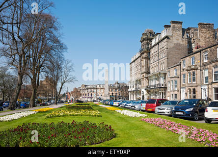 L'extérieur du Yorkshire Hotel et mémorial de guerre de Prospect Park au printemps Harrogate centre-ville North Yorkshire Angleterre Royaume-Uni Grande-Bretagne Banque D'Images