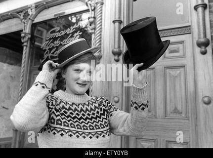 Les historiens ont uni leurs efforts pour produire un nouvel affichage pour Preston Hall Museum's période atmosphérique street. Une gent's hat shop/vient d'être ajouté à la rangée de boutiques Victoriennes dans la rue pavée. Le musée a été en mesure de monter l'écran de Banque D'Images