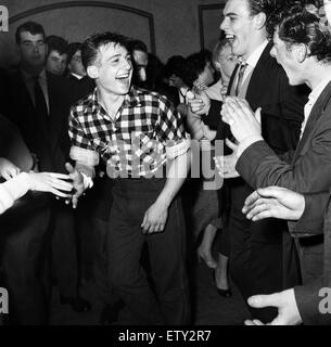 Les jeunes hommes pour danser le rock and roll music au Crown and Anchor pub à Brixton, dans le sud de Londres. Septembre 1956. Banque D'Images