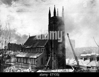 Des équipes de pompiers luttant pour sauver St Godric's Église catholique romaine dans la ville de Durham d'être englouti par les flammes. Le brasier a été repéré lors de la fumée a été vu verser de la tour de l'église. En quelques minutes, l'ensemble de la toiture était en feu. Six appareils d'incendie Banque D'Images