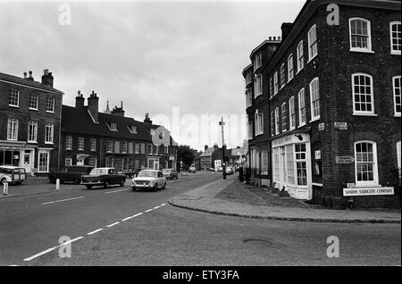 High Street, Village de Woburn, Bedfordshire. 24 juillet 1968. Banque D'Images