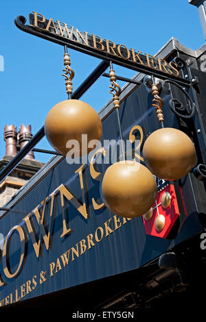 Gros plan sur les pawnbrokers traditionnels Pawnbroker signe à l'extérieur du magasin extérieur North Yorkshire Angleterre Royaume-Uni GB Grande-Bretagne Banque D'Images