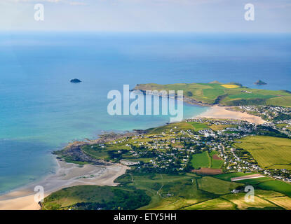 Mawgan Porth et du 25 juin sur la côte ouest de la Cornouaille, au nord de Newquay, Angleterre du Sud-Ouest, tourné à partir de l'air Banque D'Images