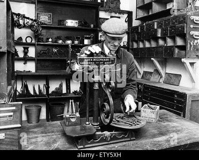 Jim Lloyd, musée accompagnateur à Preston Park Museum, dans le forgerons boutique sur la rue Victoria. 30 octobre 1973. Banque D'Images