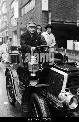 Spike Milligan off pour une unité dans la pluie dans une circulaire Mayer 1901 prêtées par le Musée du moteur de Montague. Spike sera conduite dans le Londres à Brighton Veteran car run. Avec lui sur une période d'essai sont sa fille de 10 ans Sile (à gauche) et son amie Zosia. Banque D'Images