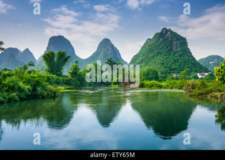 Yangshuo, Chine paysage de montagnes karstiques. Banque D'Images