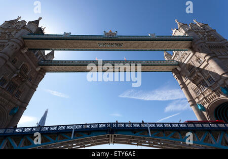 Vue à la recherche jusqu'à les allées de Tower Bridge, juste après avoir passé sous lui dans un Thames Clipper. Banque D'Images