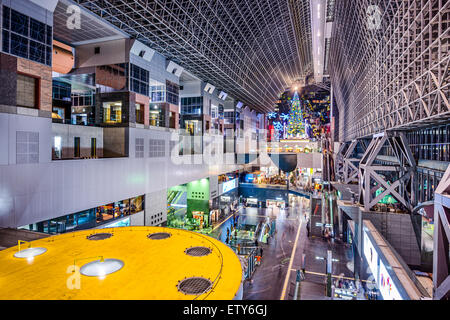 KYOTO - 21 NOVEMBRE 2012 : l'intérieur de la gare de Kyoto. C'est le deuxième plus grand bâtiment de la gare. Banque D'Images