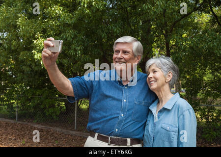 Young Couple un '70623' avec le smartphone. Banque D'Images