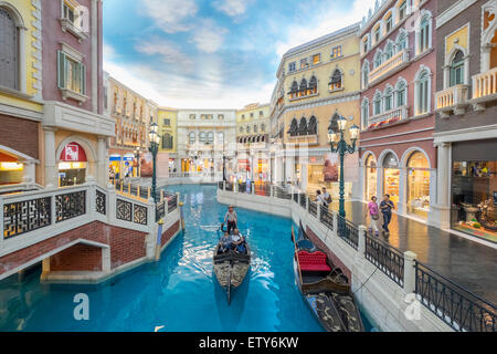 Canal et Gondola sur canal à l'intérieur du Venetian Macao casino et hôtel à Macao Chine Banque D'Images