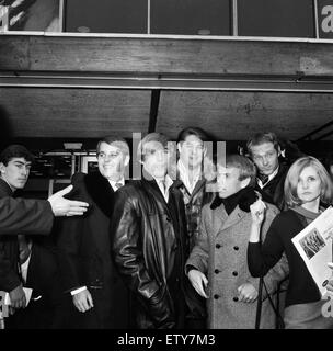 Les Beach Boys sont arrivés à l'aéroport de Londres. Leur enregistrement de 'Je Contourner' dans le top 20 sur le hit parade. 1er novembre 1964. Banque D'Images