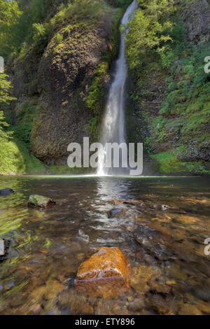 La prêle Falls Gorge de la rivière Columbia dans l'Oregon sur une journée ensoleillée Banque D'Images