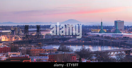 Oregon Portland Cityscape au lever du soleil avec le Mt St Helens vue le long de la rivière Willamette Panorama Banque D'Images