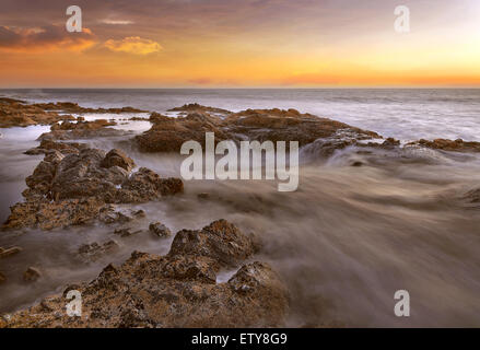 Thors bien au gouffre de cuisiniers par Cape Perpetua sur la côte de l'Oregon pendant le coucher du soleil Banque D'Images