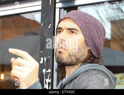 Russell Brand ouvre l'ère Trew Cafe, un projet communautaire sur l'ère nouvelle estate. Tous les bénéfices de son livre 'révolution' sont donnés pour le projet. Avec : Russell Brand Où : London, Royaume-Uni Quand : 26 Mar 2015 C Banque D'Images