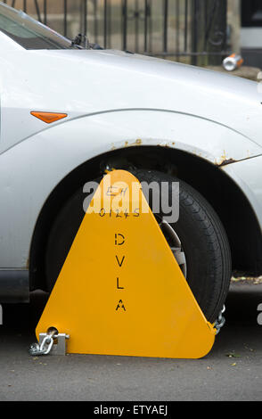 Collier de roue sur un véhicule non taxés ( Ford ) à Édimbourg, en Écosse. photo par Alex Hewitt Banque D'Images